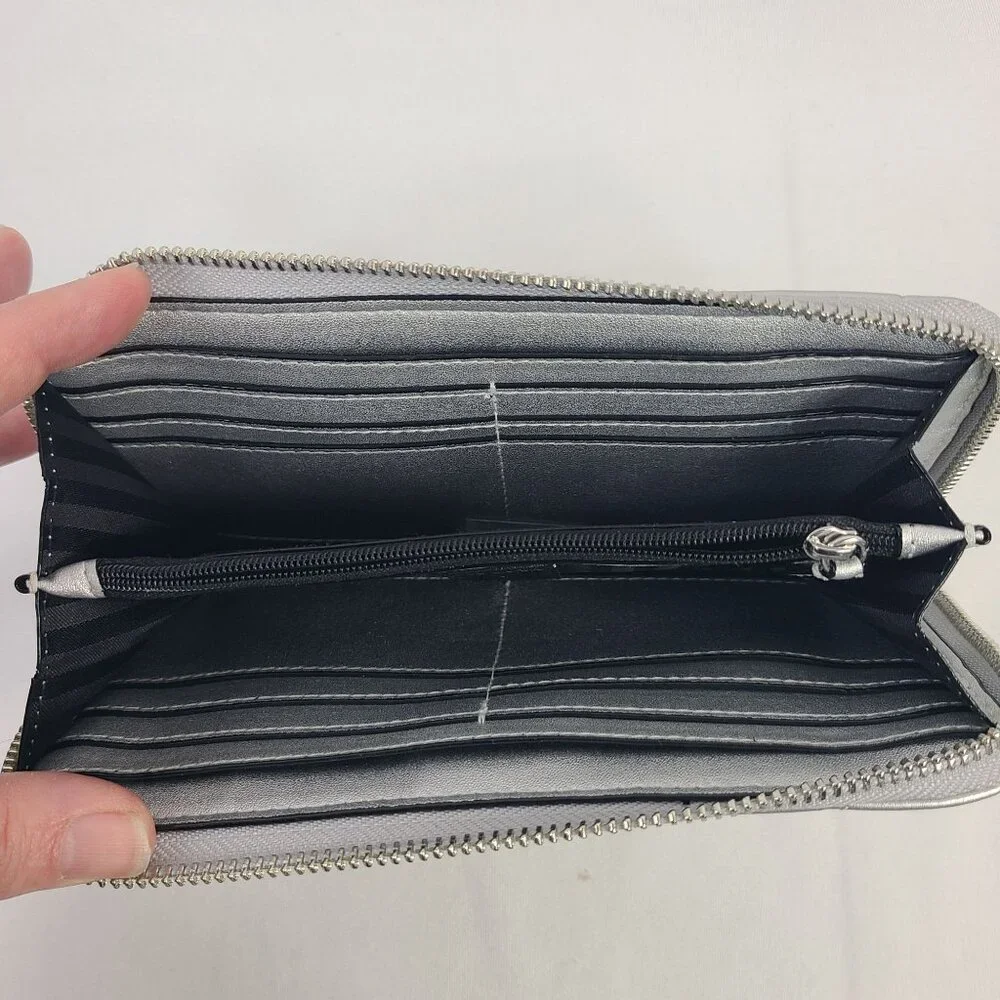 NWOT Victorias Secret Silver Quilted Zip-Around Wallet With Chevron Design - Picture 5 of 7